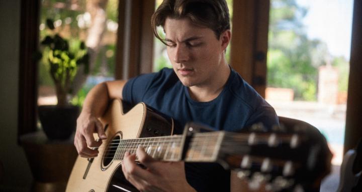Dominic Flynn Guitar (Premium)